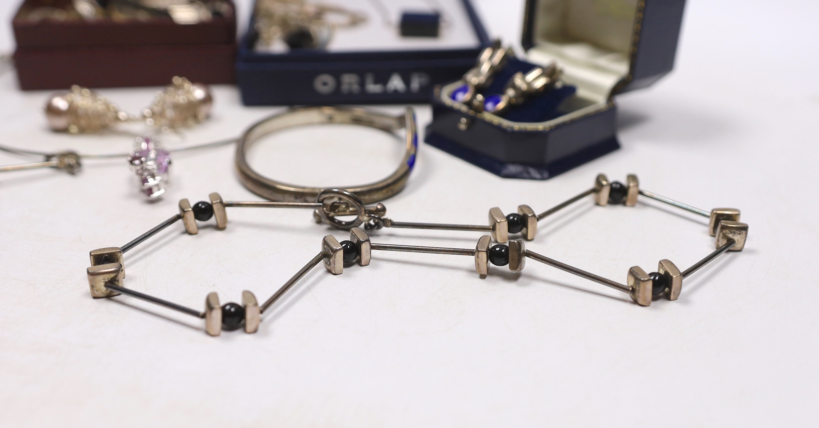 Contemporary silver, 925 and other white metal jewellery including necklace and matching bracelet, earrings, rings, bracelets, etc.